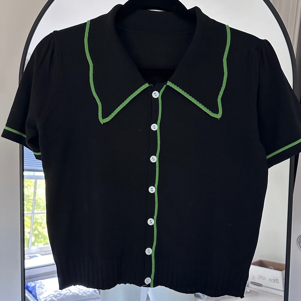 Black Top with lotus puffy leaves pattern big collars Green knit blouse